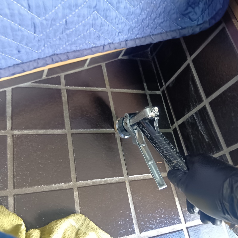 トイレの壁に穴を開けてシロアリ駆除剤を注入