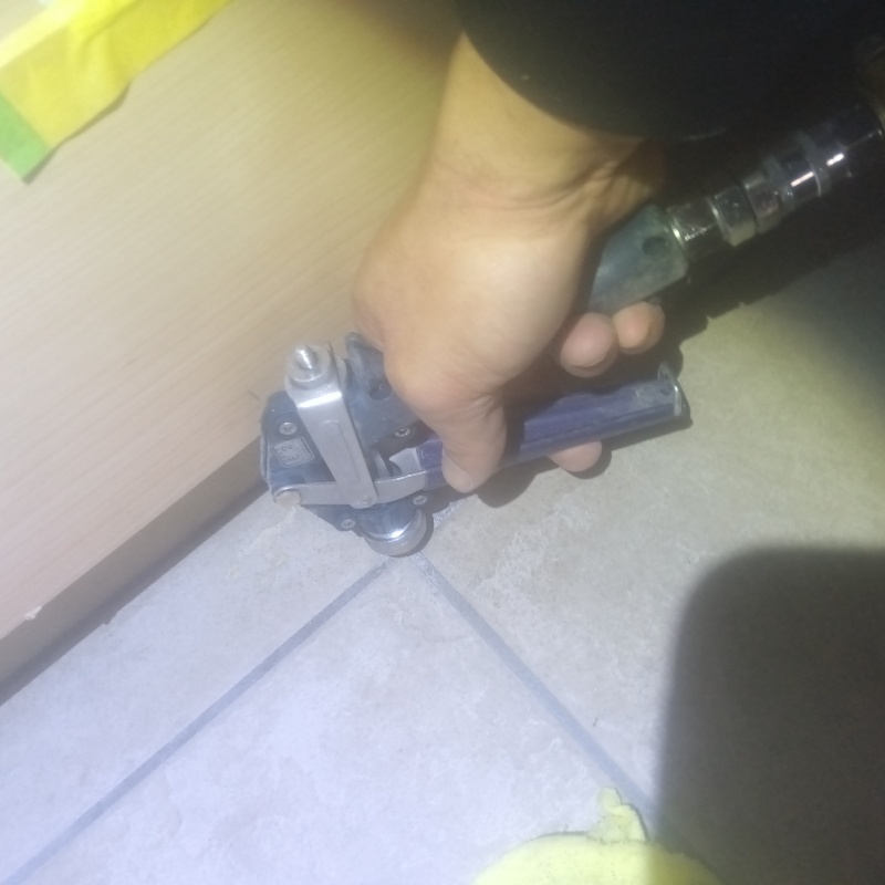 床に防蟻剤を注入
