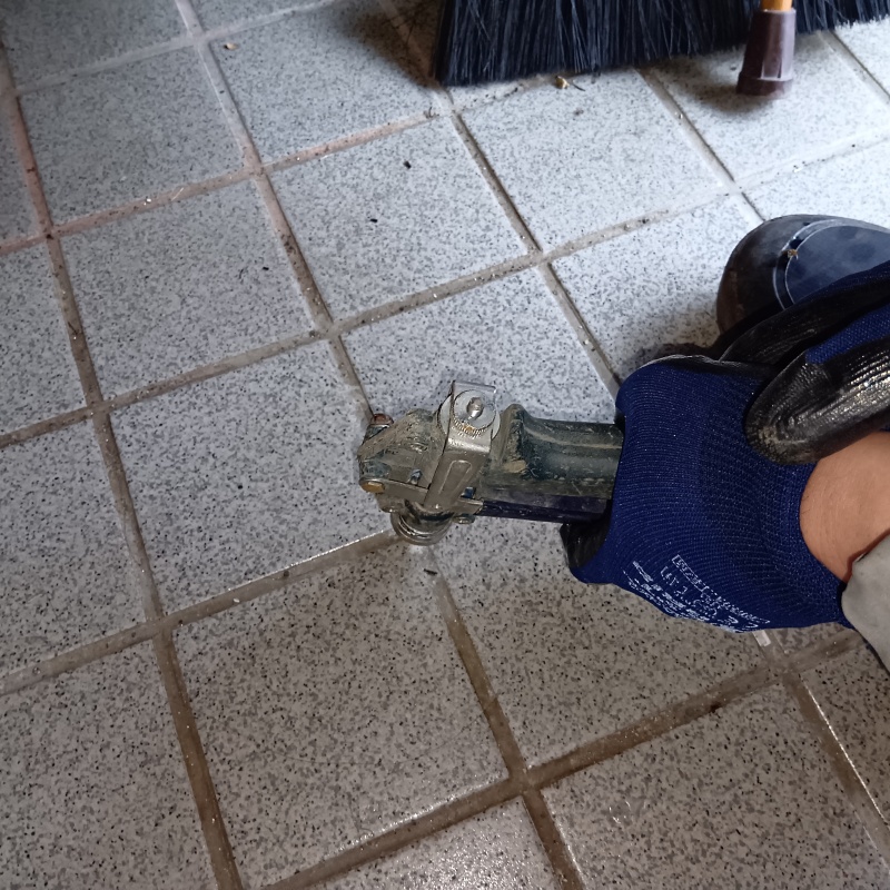 床にシロアリ駆除剤を注入