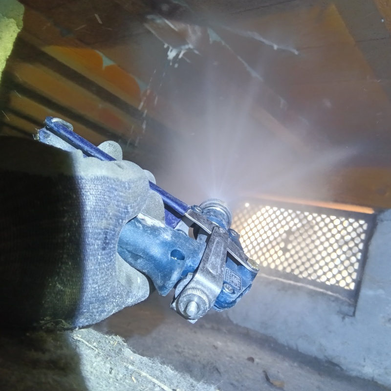 床下の木部に防蟻剤を散布