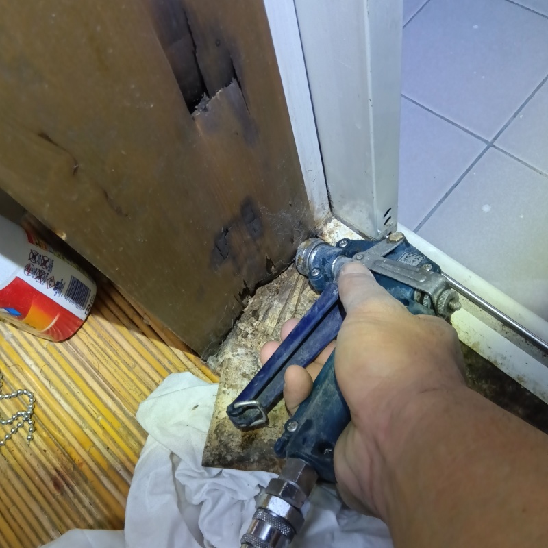 木部に穴を開けて防蟻剤を注入