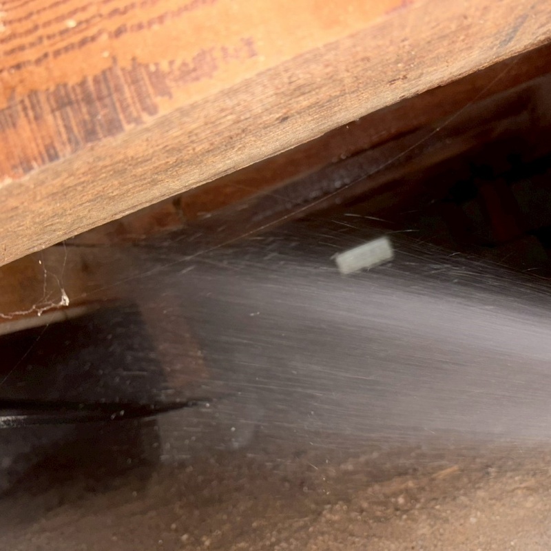 床下の木部にシロアリ駆除剤を散布