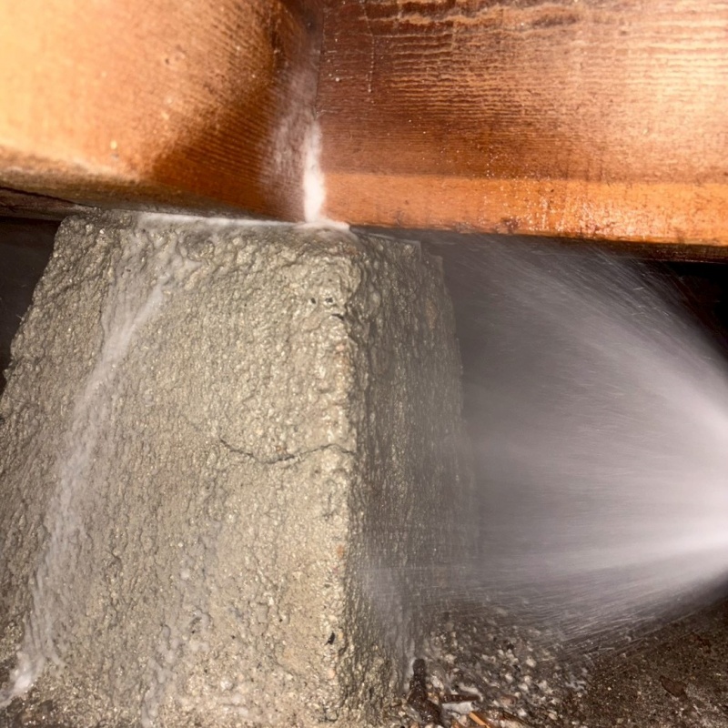 床下の束石にシロアリ駆除剤を散布