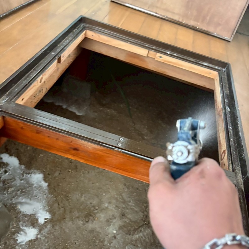 床下点検口から土壌へシロアリ駆除剤を散布