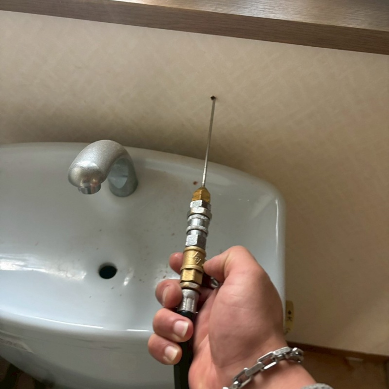 トイレ壁にシロアリ駆除剤を注入