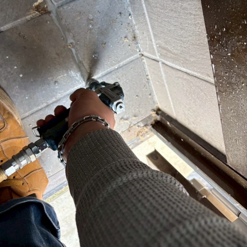 玄関の床タイルにシロアリ駆除剤を注入