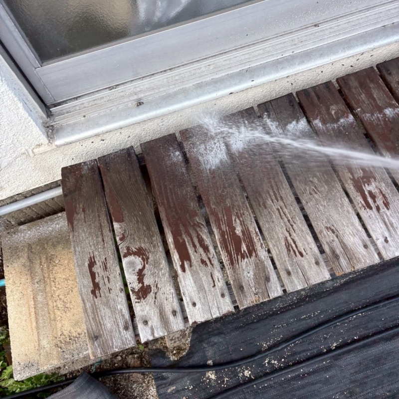 木造の縁側にシロアリ駆除剤を散布