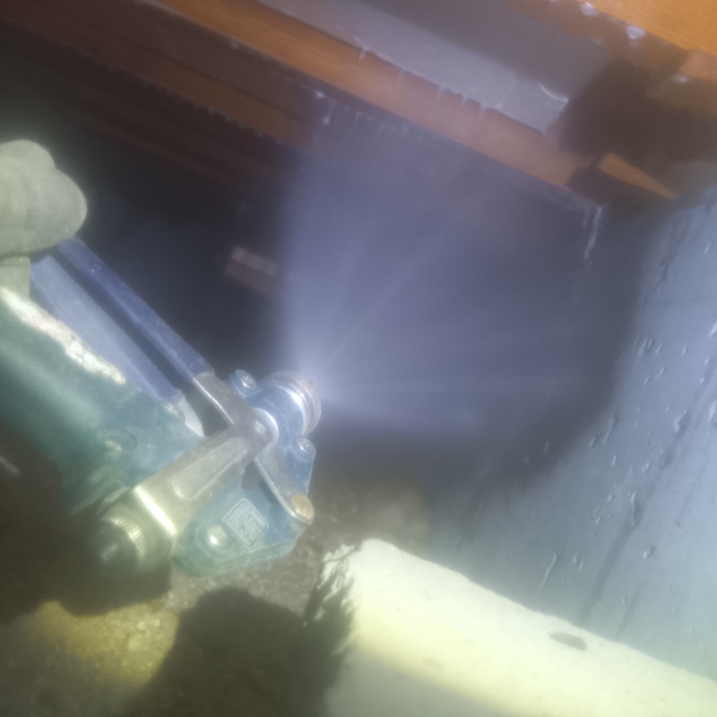 床下の木部に防蟻剤を散布