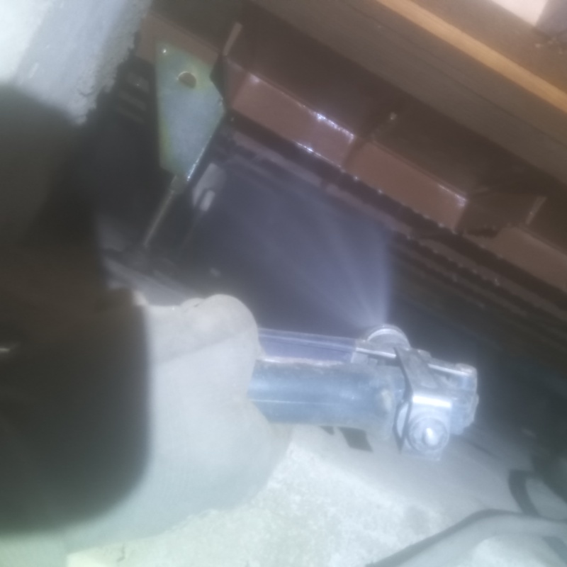 床下の木部に防蟻剤を散布