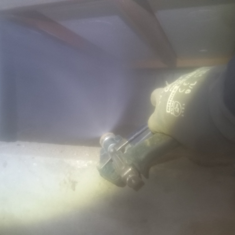 床下の土壌・基礎に防蟻剤を散布