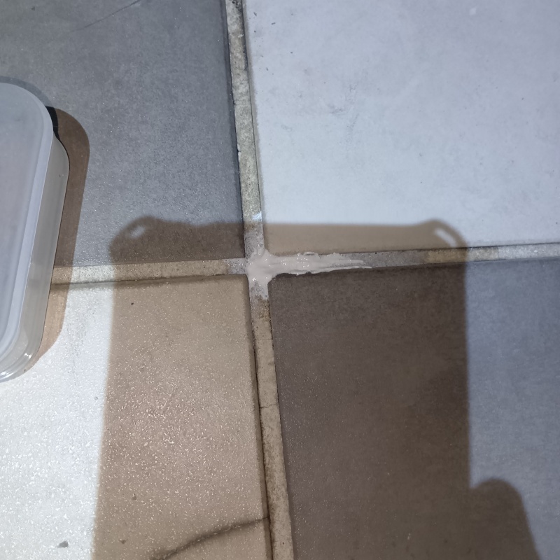 開けた穴をパテで補修