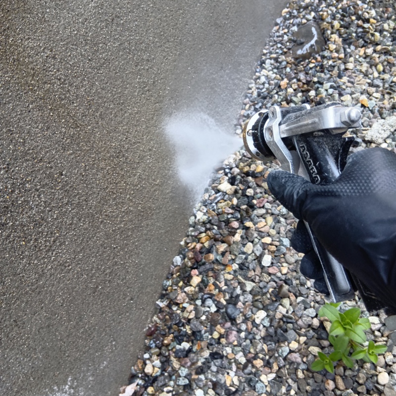 建物の外周に防蟻剤を散布