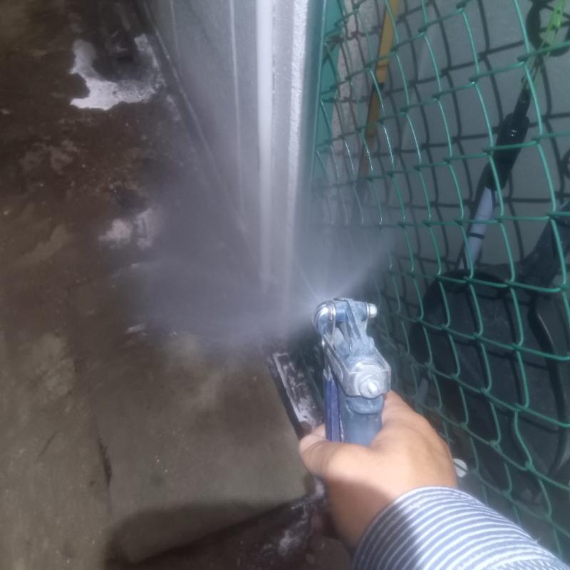 屋外の地面にシロアリ駆除剤を散布