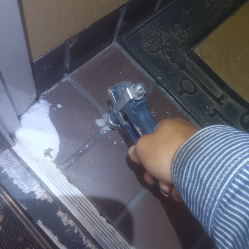 床にシロアリ駆除剤を注入