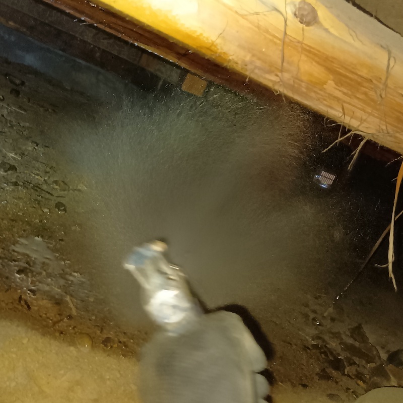 床下の地面にシロアリ駆除剤を散布