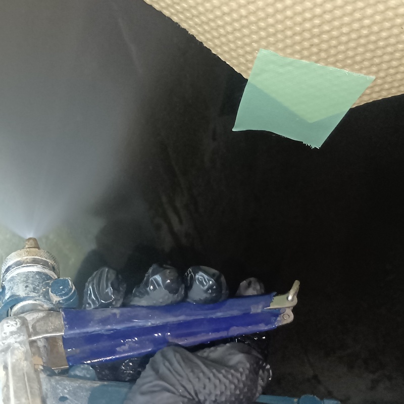 床下の木材にシロアリ駆除剤を散布