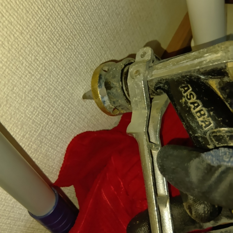 壁にシロアリ駆除剤を注入