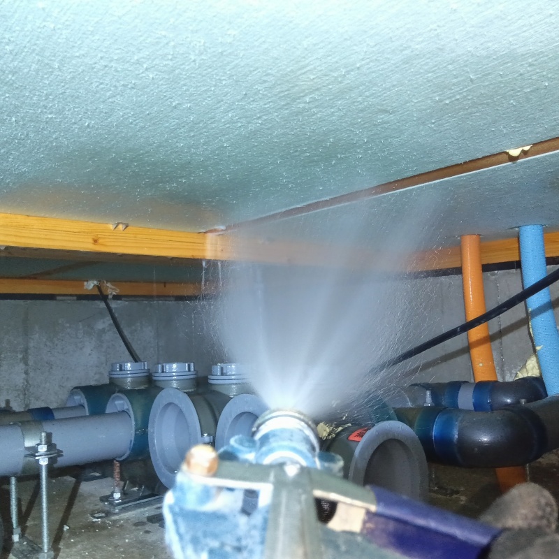 床下の木材に防蟻剤を散布