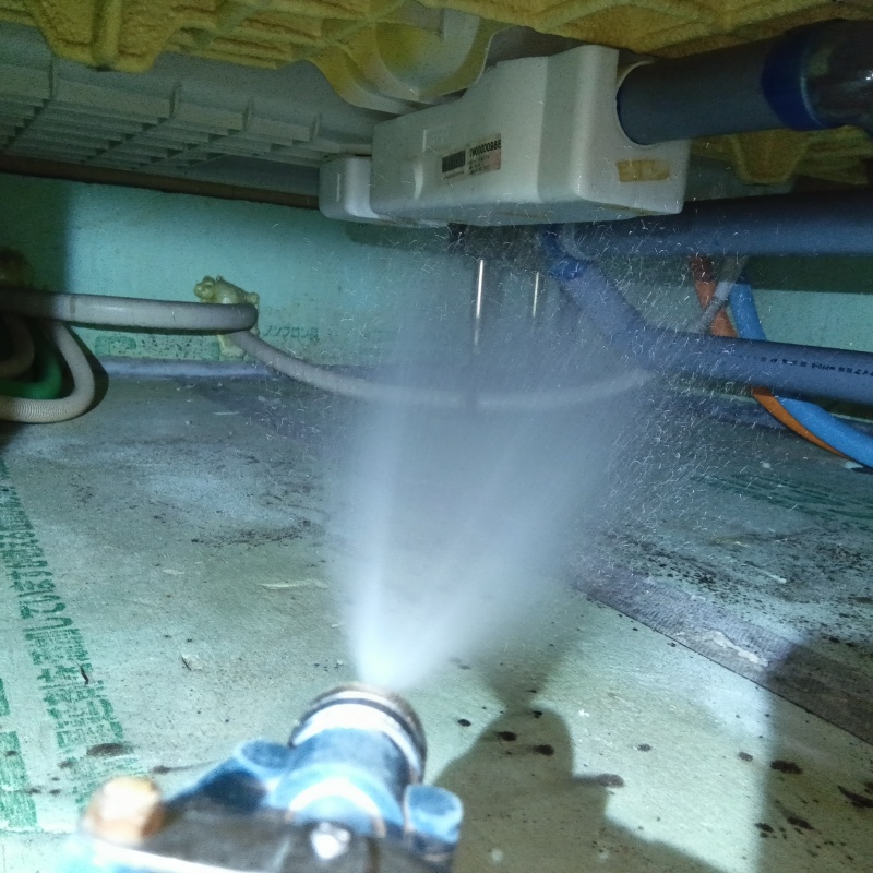 床下の木材に防蟻剤を散布