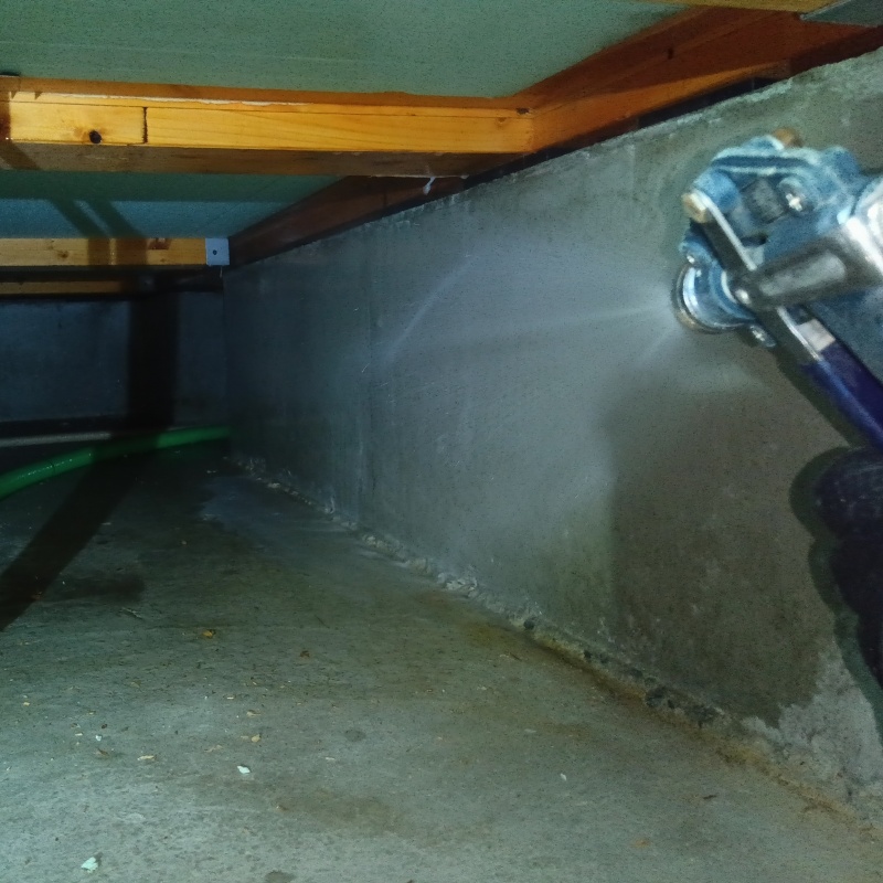 床下の地面に防蟻剤を散布