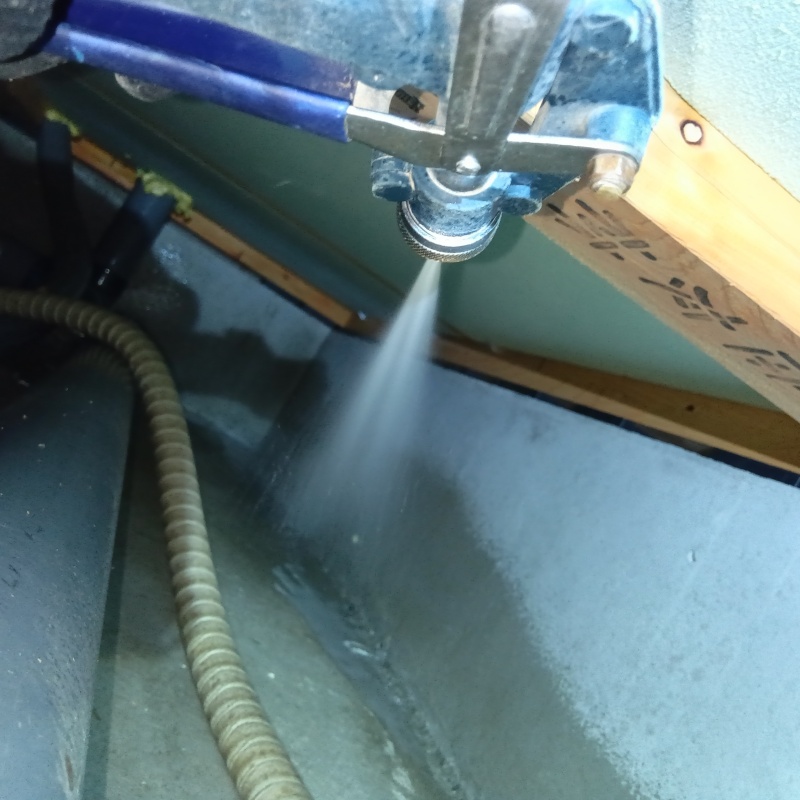 床下の地面に防蟻剤を散布