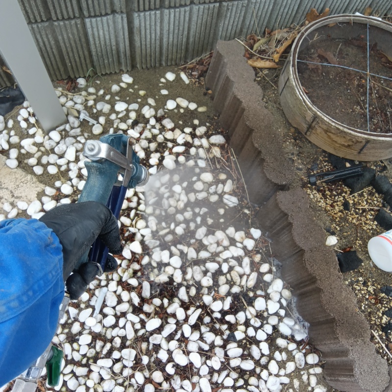 建物の外周に防蟻剤を散布