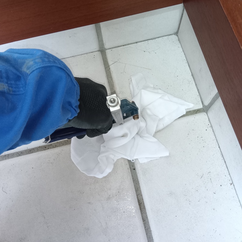 床に防蟻剤を注入