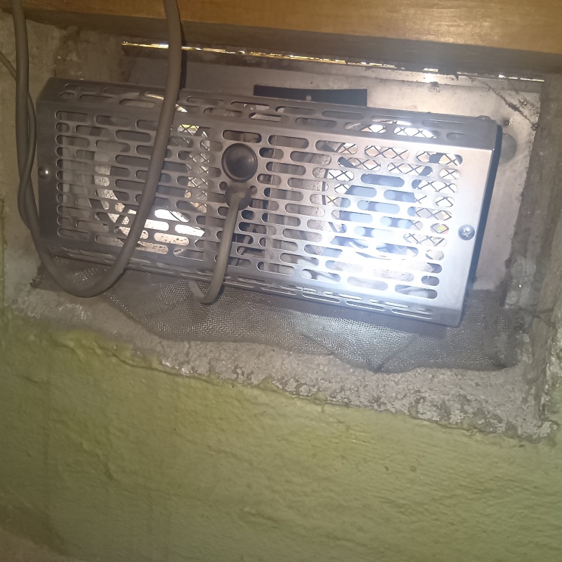 撤去前の床下換気扇