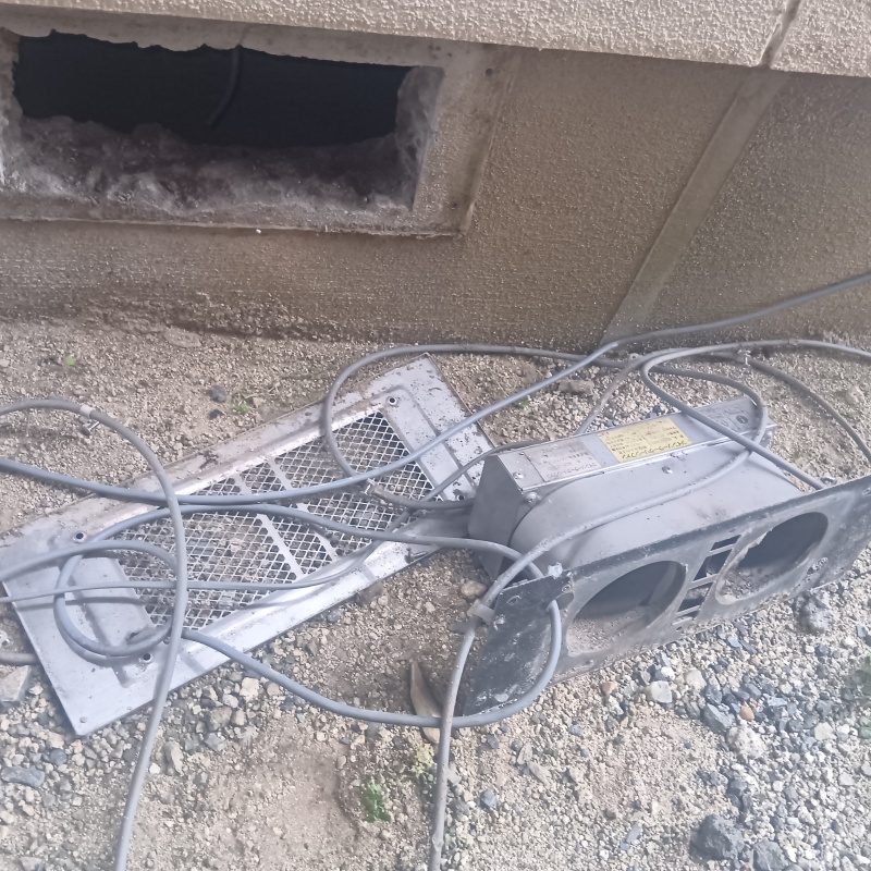 床下換気扇を撤去した様子