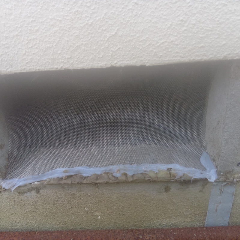 床下換気口をネットとパテで封鎖
