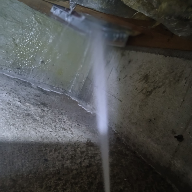 床下の木材に防蟻剤を散布