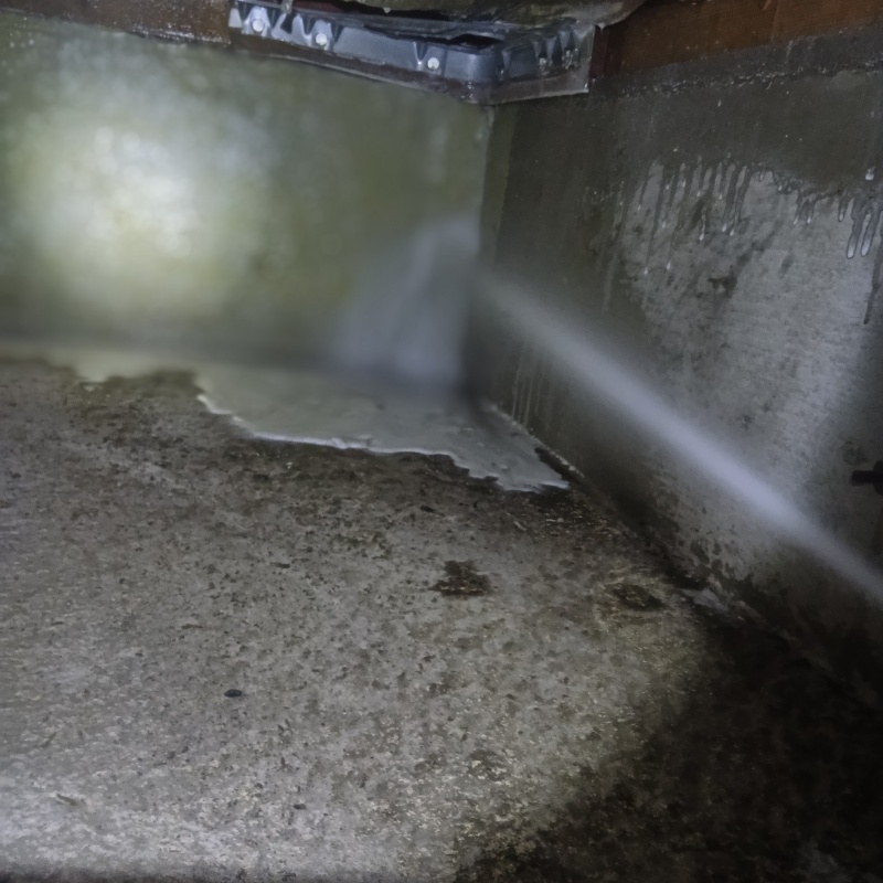 床下の地面に防蟻剤を散布