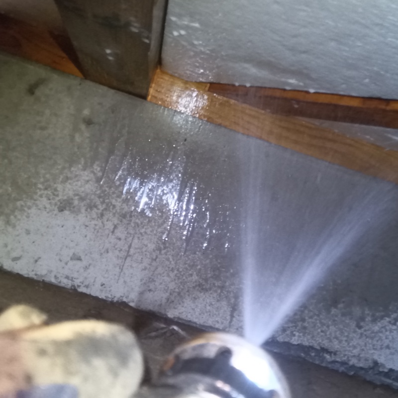 基礎にシロアリ駆除剤を散布