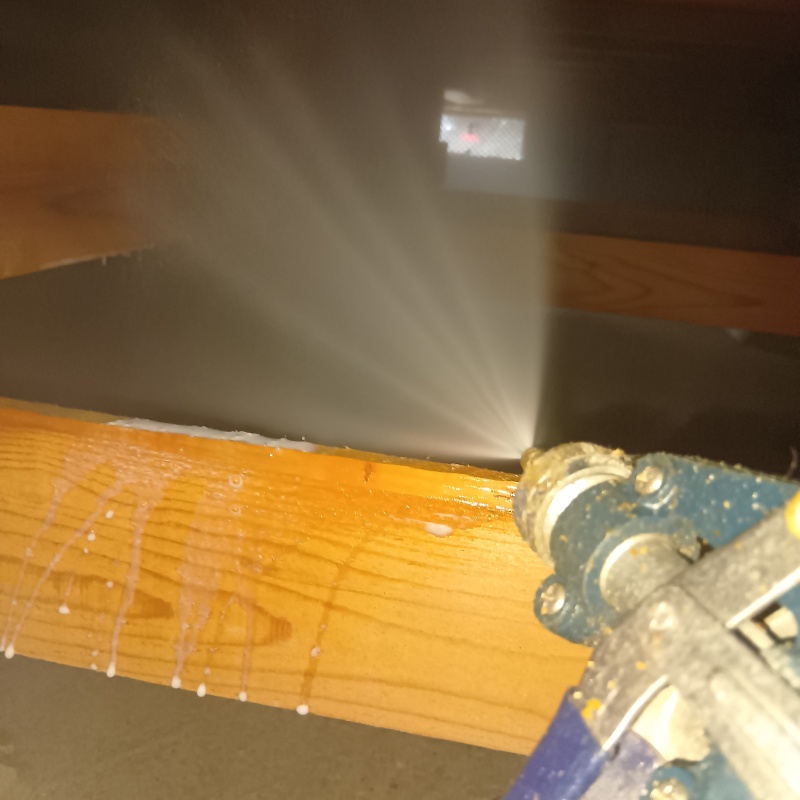 床下の木材に防蟻剤を散布