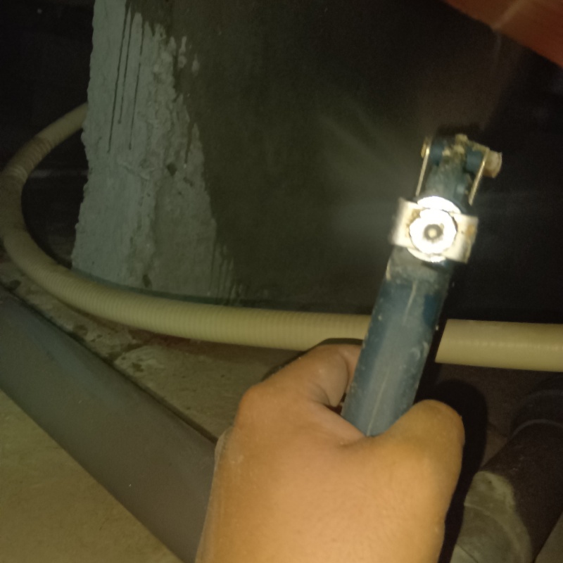 床下の地面に防蟻剤を散布