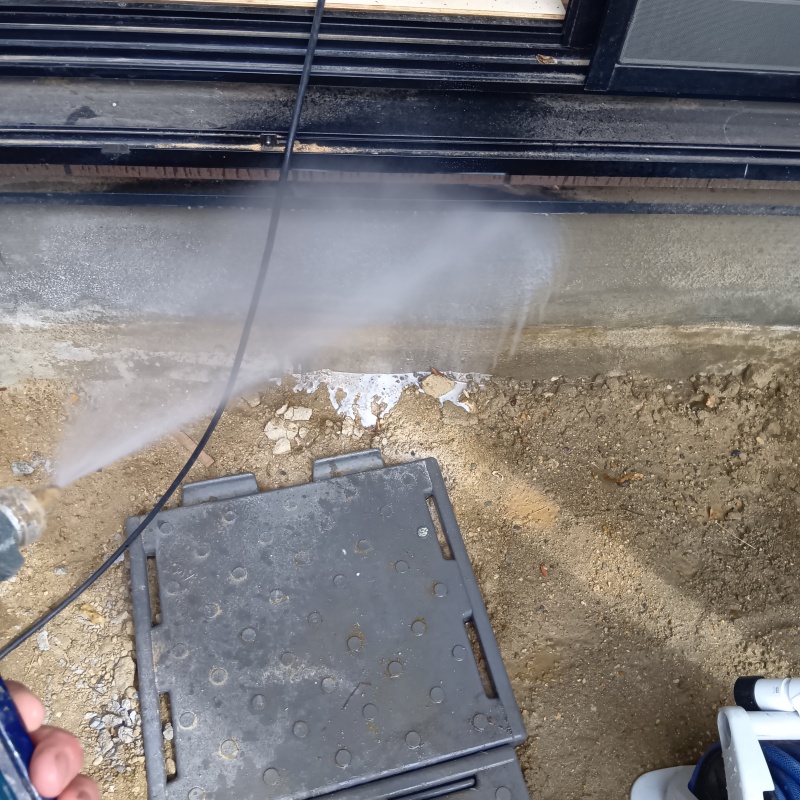 建物の外周に防蟻剤を散布