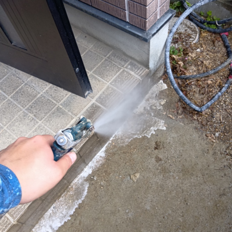 建物の外周に防蟻剤を散布