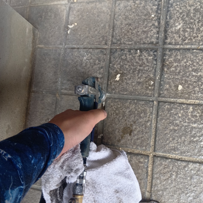 床に防蟻剤を注入