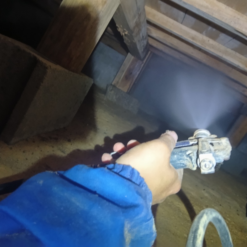 床下の木材にシロアリ駆除剤を散布