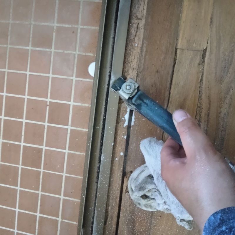 傷んだ木部にシロアリ駆除剤を注入