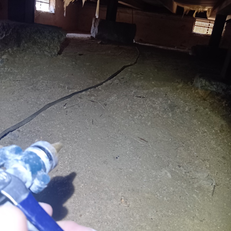 床下の地面にシロアリ駆除剤を散布