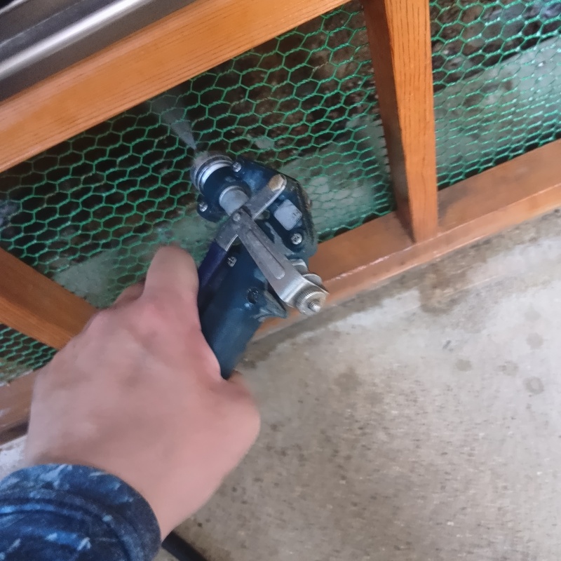 床下換気口からシロアリ駆除剤を散布