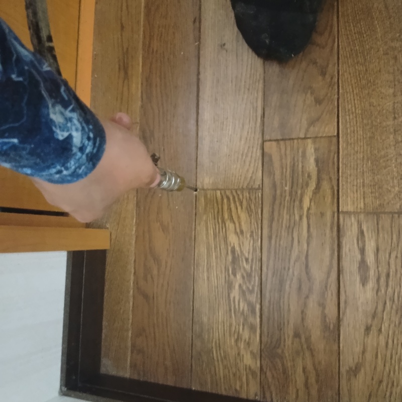 床にシロアリ駆除剤を注入