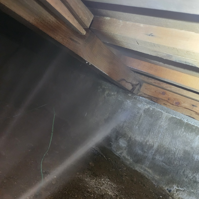 床下の木材に防蟻剤を散布