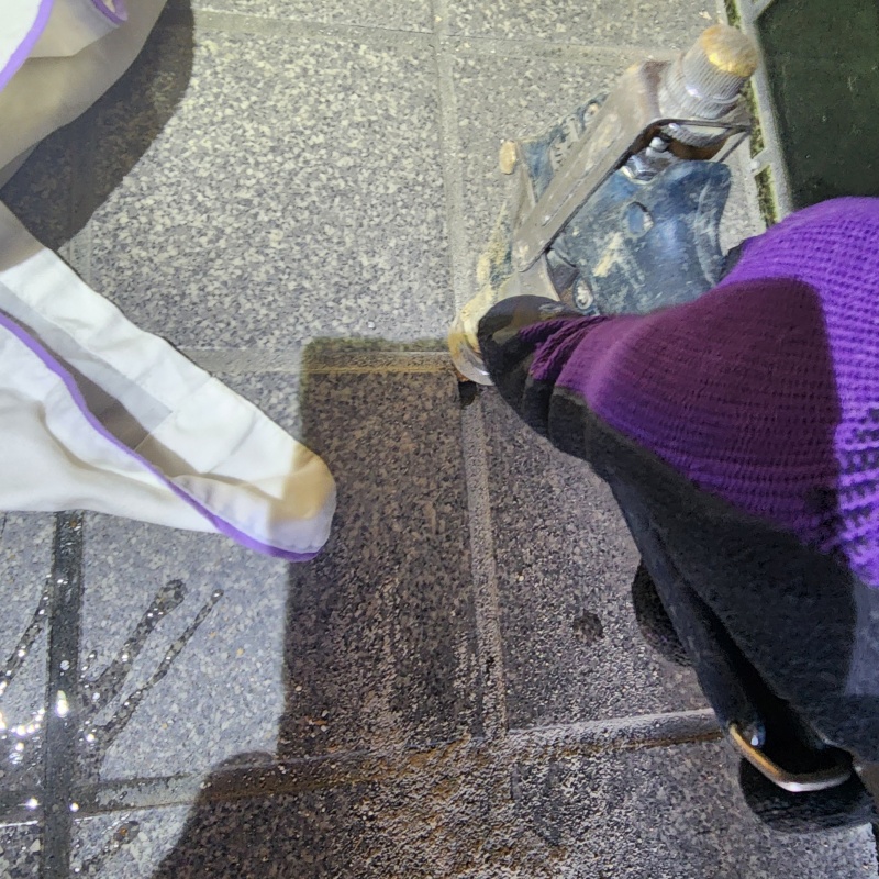 玄関の床に防蟻剤と注入