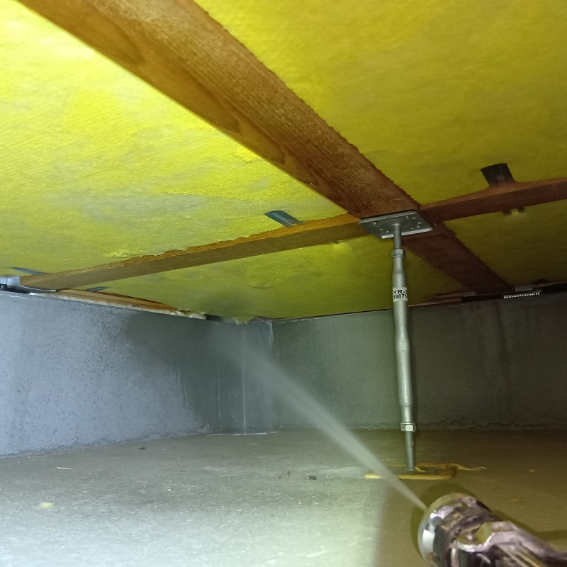 床下の木材に防蟻剤を散布