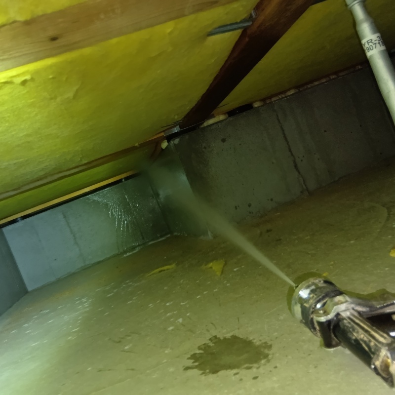 床下の木材に防蟻剤を散布