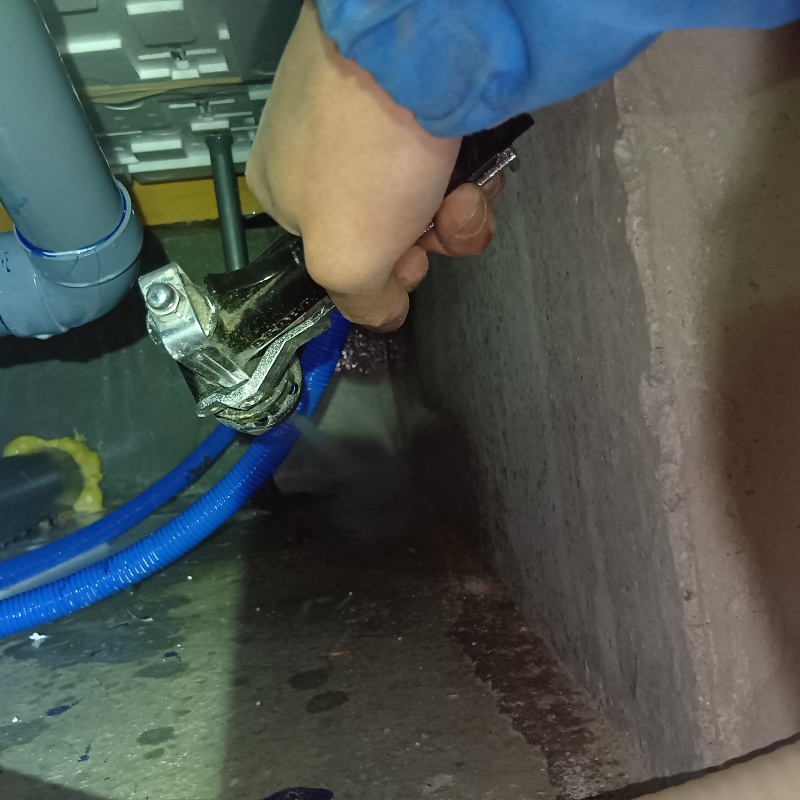 床下の地面に防蟻剤を散布