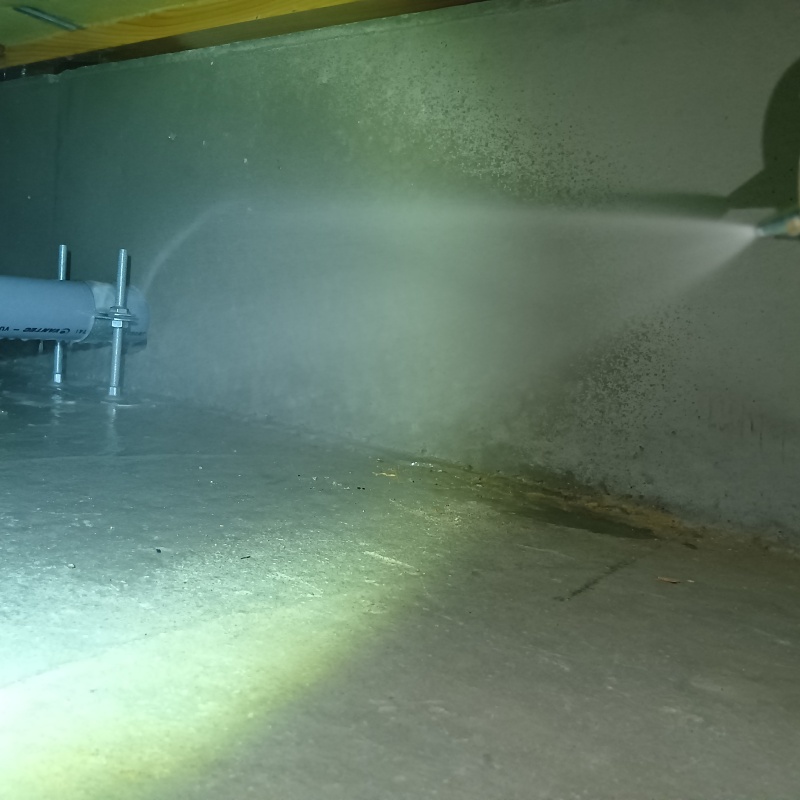 床下の地面に防蟻剤を散布