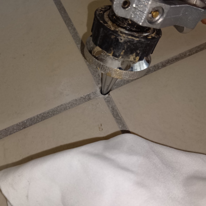 床に防蟻剤を注入